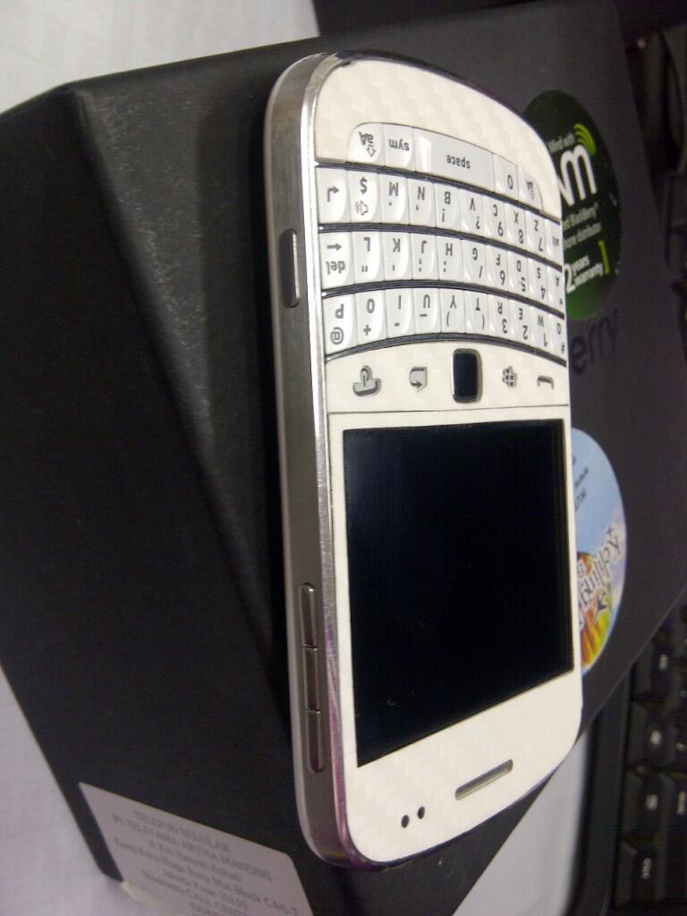 BLACKBERRY dakota 9900 white/putih,garansi tam panjang..muluuuuus gan.