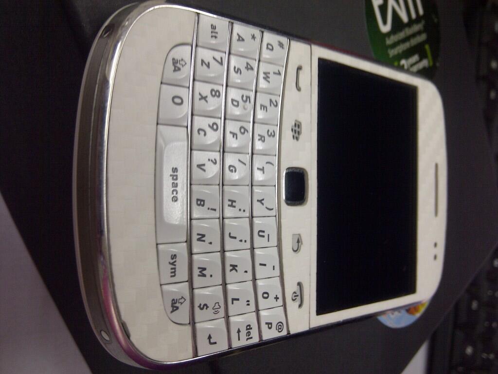 BLACKBERRY dakota 9900 white/putih,garansi tam panjang..muluuuuus gan.