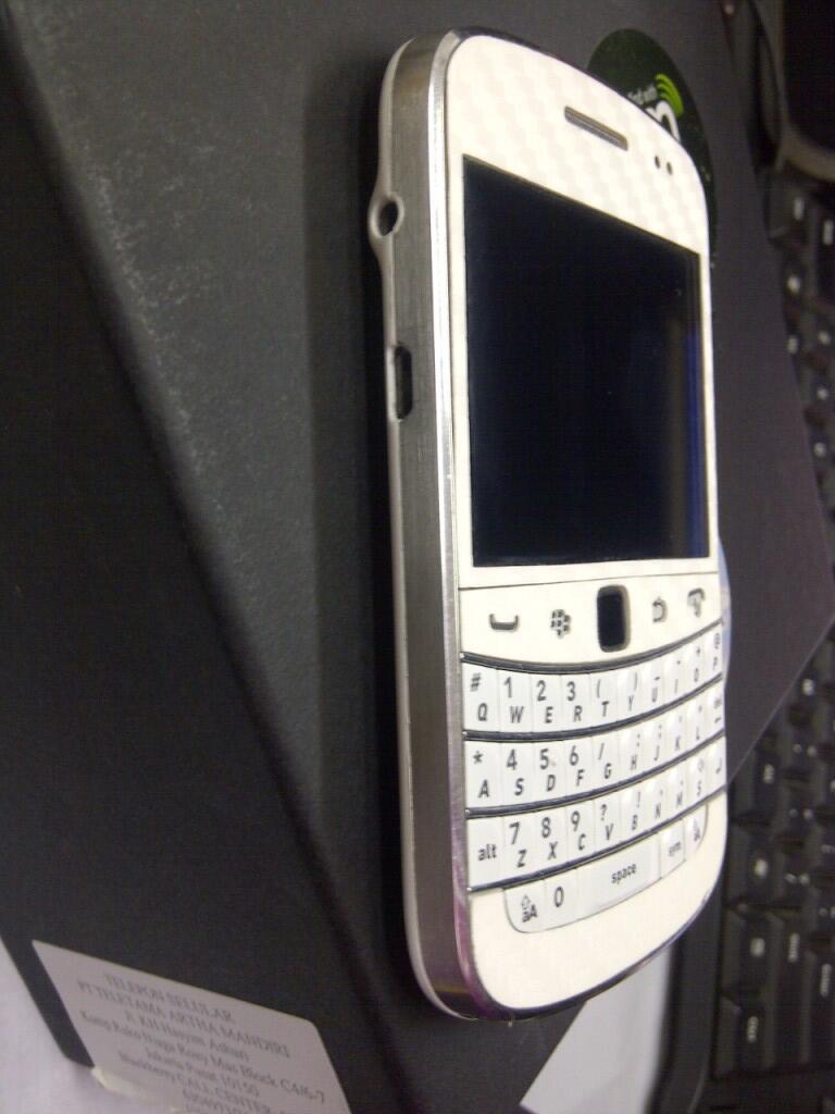 BLACKBERRY dakota 9900 white/putih,garansi tam panjang..muluuuuus gan.