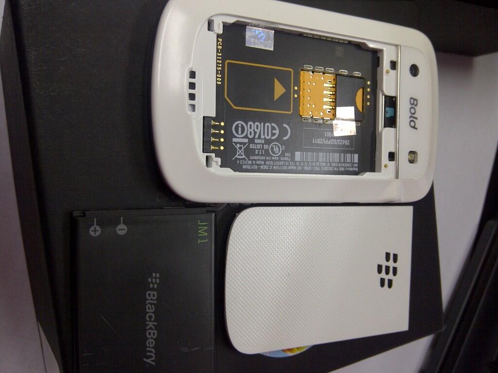 BLACKBERRY dakota 9900 white/putih,garansi tam panjang..muluuuuus gan.