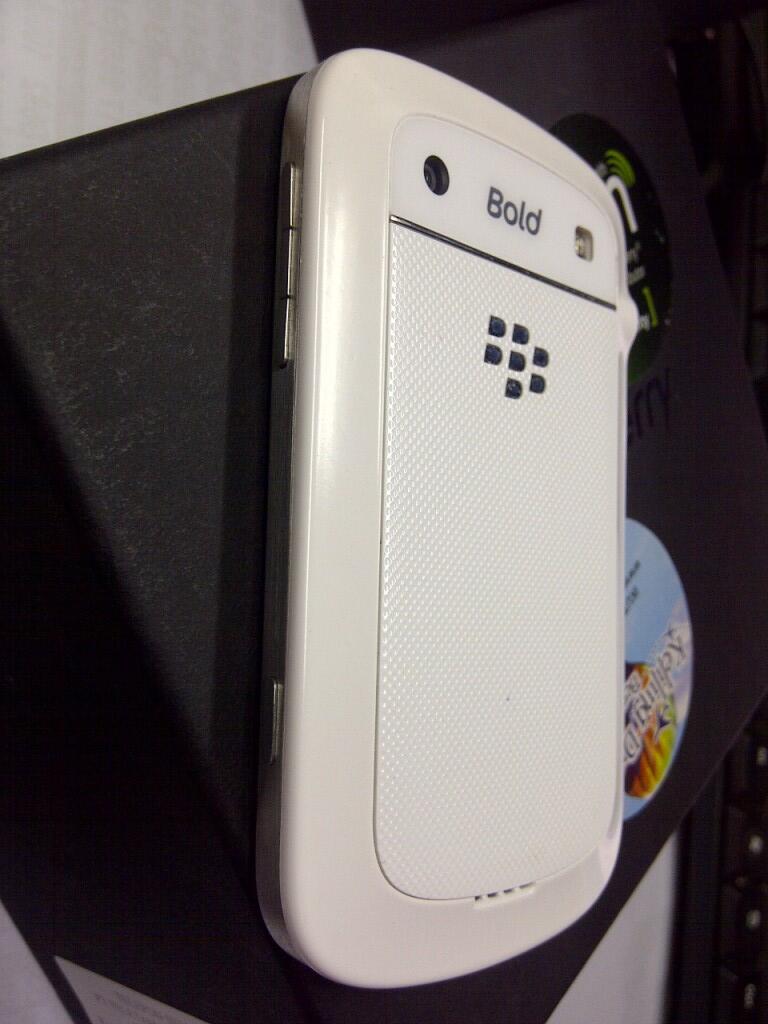 BLACKBERRY dakota 9900 white/putih,garansi tam panjang..muluuuuus gan.