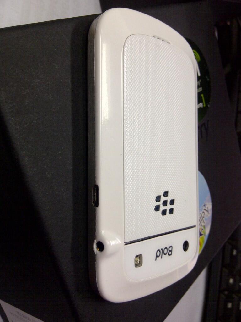 BLACKBERRY dakota 9900 white/putih,garansi tam panjang..muluuuuus gan.