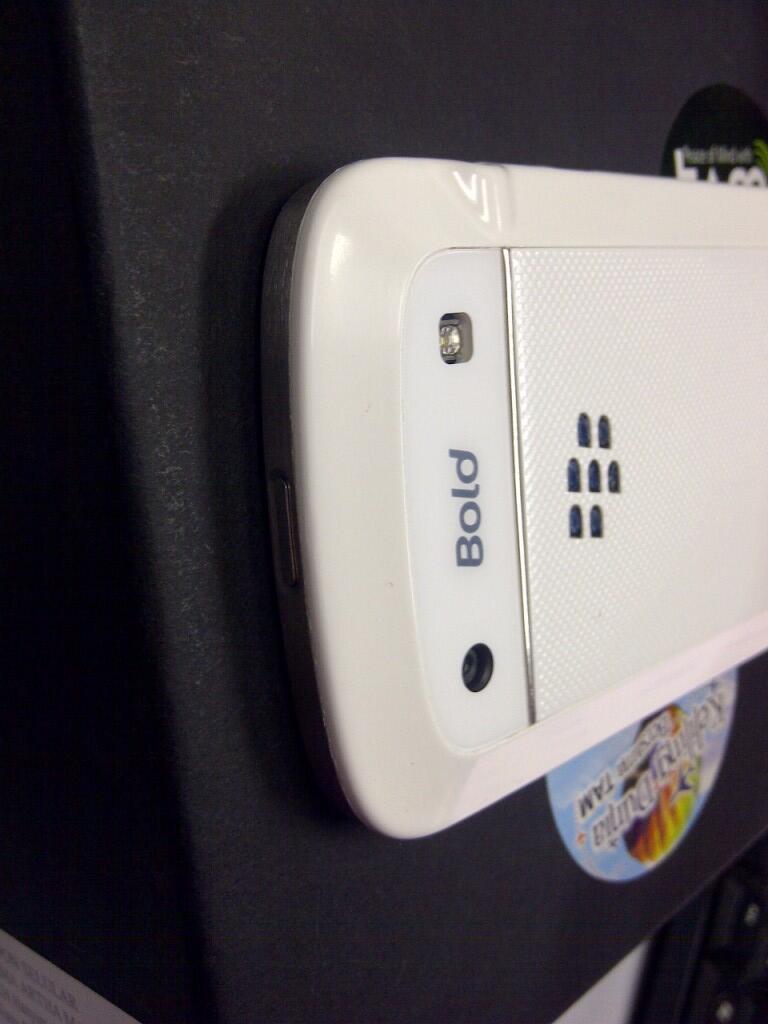 BLACKBERRY dakota 9900 white/putih,garansi tam panjang..muluuuuus gan.