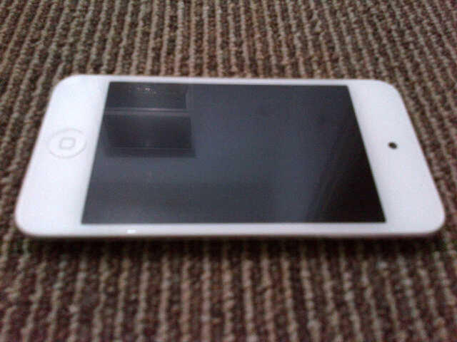 IPOD TOUCH 4 GEN "WHITE" KINYIS, MURAH