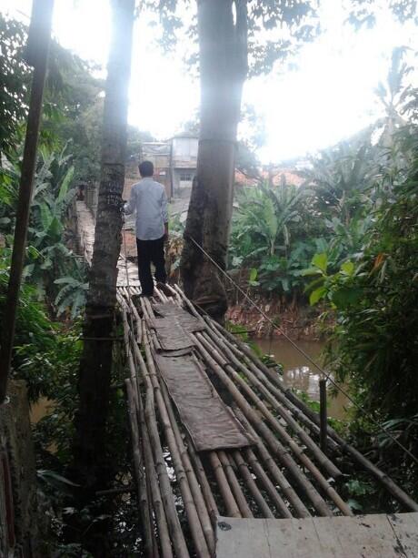 Jokowi Ngeri Saat Uji Nyali di Jembatan 'Mengenaskan' Srengseng Sawah