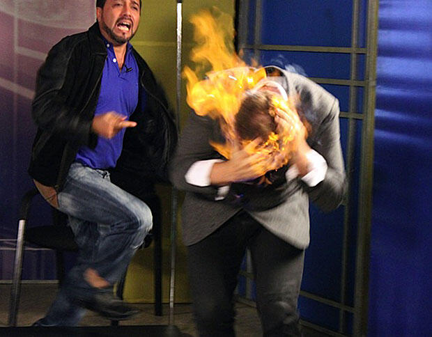 Presenter TV gendeng, mosok wajah pesulap dibakar dipikir debus kali...