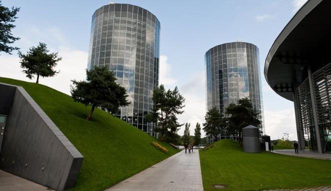 &#91;Keren&#93; Menara Transparan, Tempat Parkir Mobil Mewah