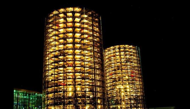 &#91;Keren&#93; Menara Transparan, Tempat Parkir Mobil Mewah