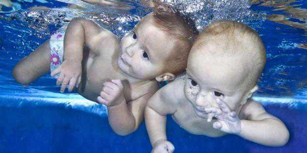 Bayi Kembar 9 Bulan, Jago Berenang