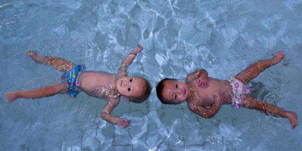 Bayi Kembar 9 Bulan, Jago Berenang