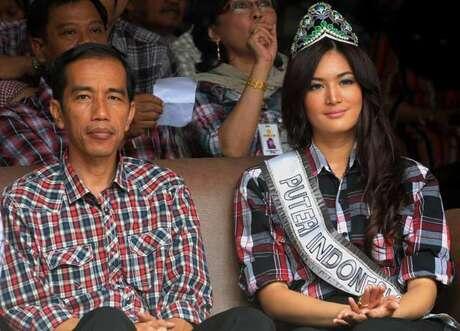 Pak Jokowi di Dampingi Cewek Cantik, Siapakah Dia ?