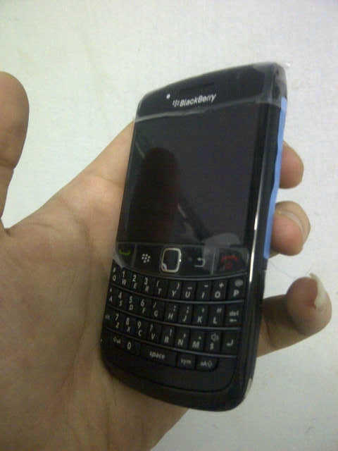 Blackberry dakota 9900 white/black,mulus,fulset,murah dan fullset