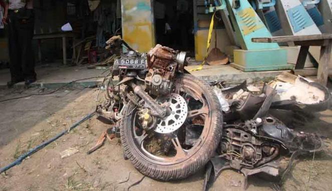Bola naga rusak rumah dan motor warga di Tangerang