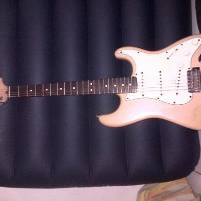 GUITAR FENDER STRATOCASTER th 2008, warna kuning gading. Kondisi dijamin