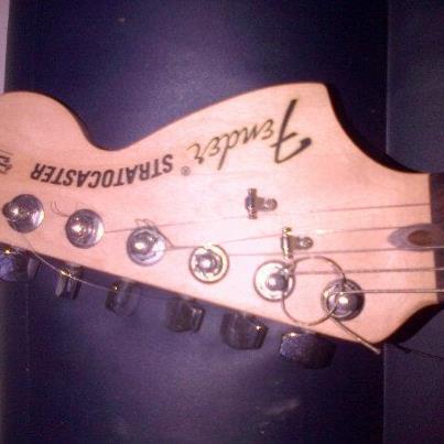GUITAR FENDER STRATOCASTER th 2008, warna kuning gading. Kondisi dijamin