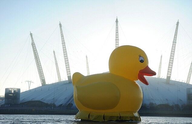 Wow, Ada Bebek Raksasa Berlayar di Sungai Thames