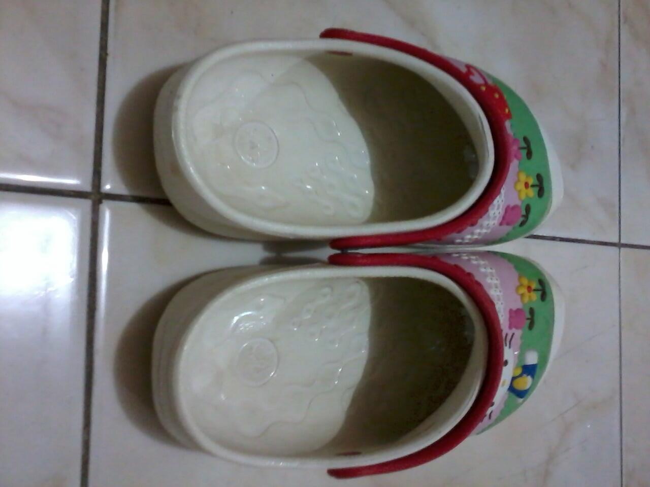 jual sepatu crocs asli hello kitty seken