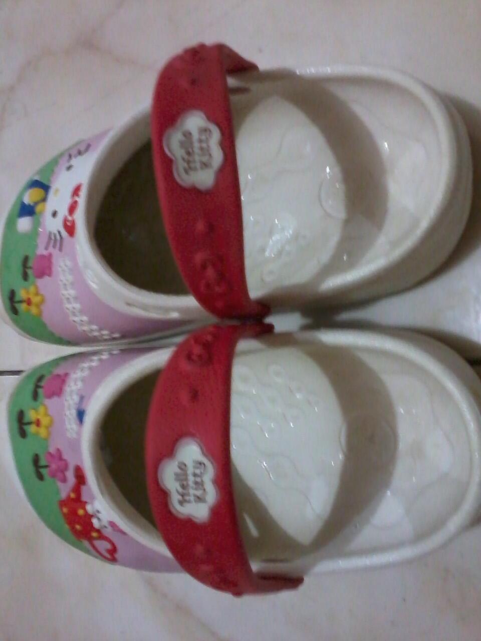 jual sepatu crocs asli hello kitty seken