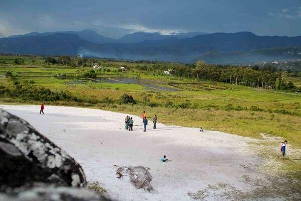 Unik! 'Pantai' Ini Terdampar di Tengah Lembah