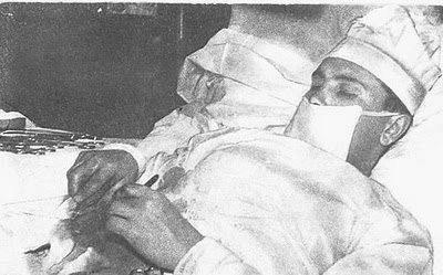 Dokter INI Membedah Dirinya Sendiri