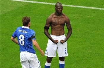 FOOTBALL EXTRA: Sisi Baik, Unik, Dan Menggelitiknya Mario Balotelli
