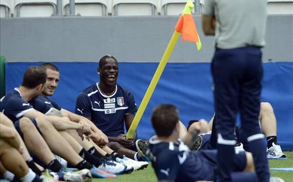 FOOTBALL EXTRA: Sisi Baik, Unik, Dan Menggelitiknya Mario Balotelli