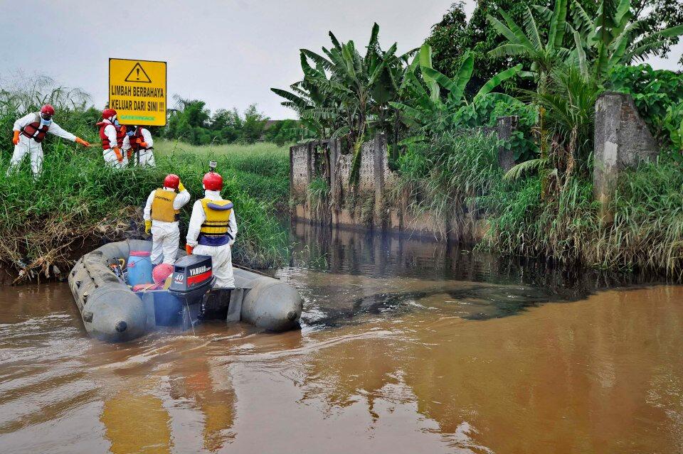 SUNGAI PELANGI DI JAWA BARAT &#91;BERITA DARI GREENPEACE INDO YANG CUKUP MENGGEMPARKAN!&#93;