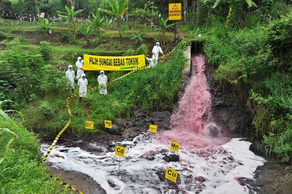 SUNGAI PELANGI DI JAWA BARAT &#91;BERITA DARI GREENPEACE INDO YANG CUKUP MENGGEMPARKAN!&#93;