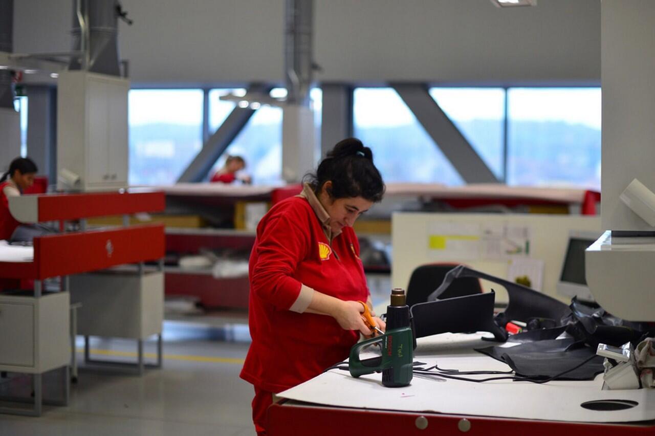 Ferrari : Inside the factory (Pabrik pembuatan Ferrari) HD