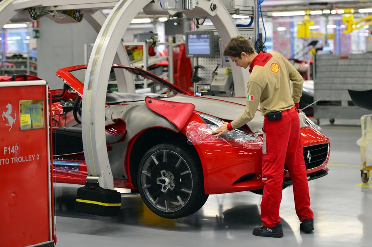 Ferrari : Inside the factory (Pabrik pembuatan Ferrari) HD