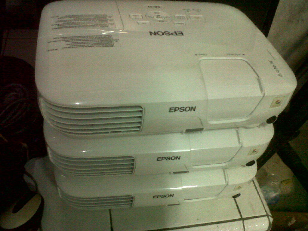 Jual LCD Projector Epson EB-S7 kondisi 90% (seperti baru)