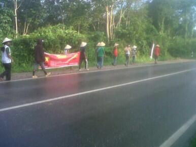 WAH.. MEREKA JALAN KAKI 1000 KM DEMI TANAHNYA