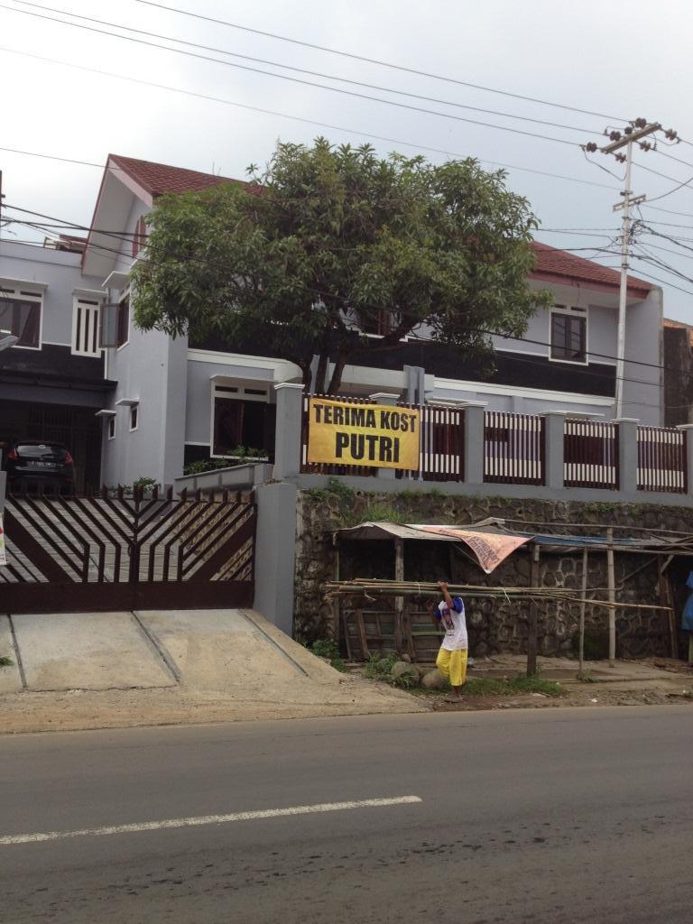 Rumah kontrakan 28 kamar darmaga ipb bogor bangunan kaya hotel