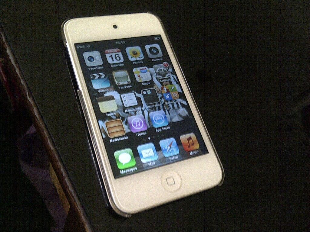 IPOD TOUCH 4th Gen 8GB WHITE