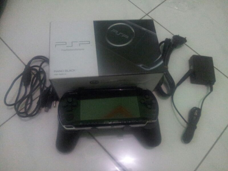 PSP 3006 Piano Black 2nd msh garansi 9 bulan + bonus handgrip + kable data