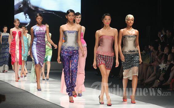 Baju Bodo Modern IKAT Jadi Penutup Manis JFW 2013