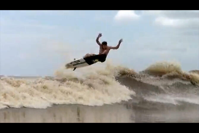 Pernah kepikiran surfing di sungai gak ???