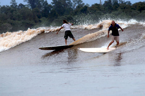 Pernah kepikiran surfing di sungai gak ???