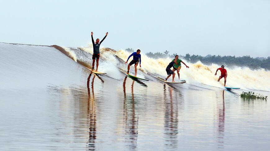 Pernah kepikiran surfing di sungai gak ???