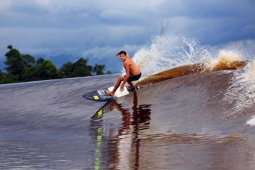 Pernah kepikiran surfing di sungai gak ???