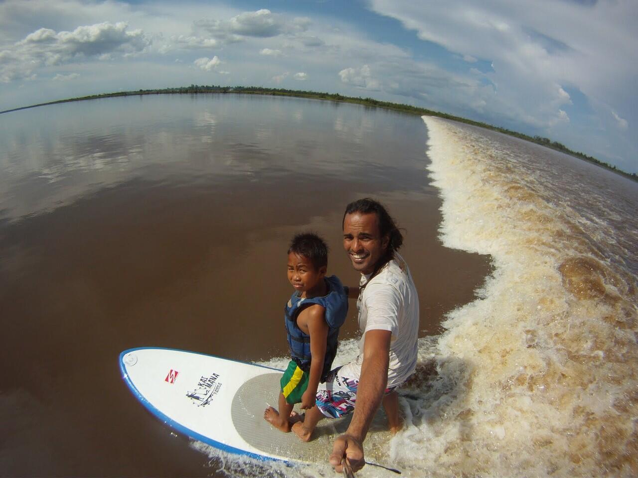 Pernah kepikiran surfing di sungai gak ???