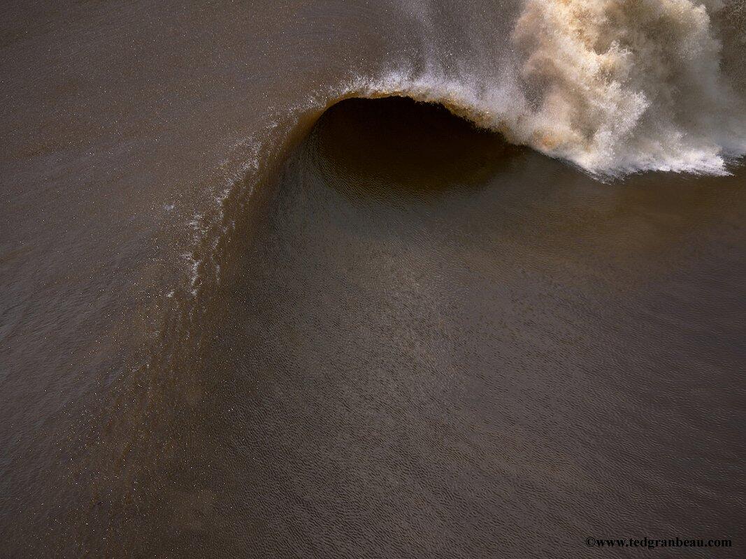 Pernah kepikiran surfing di sungai gak ???