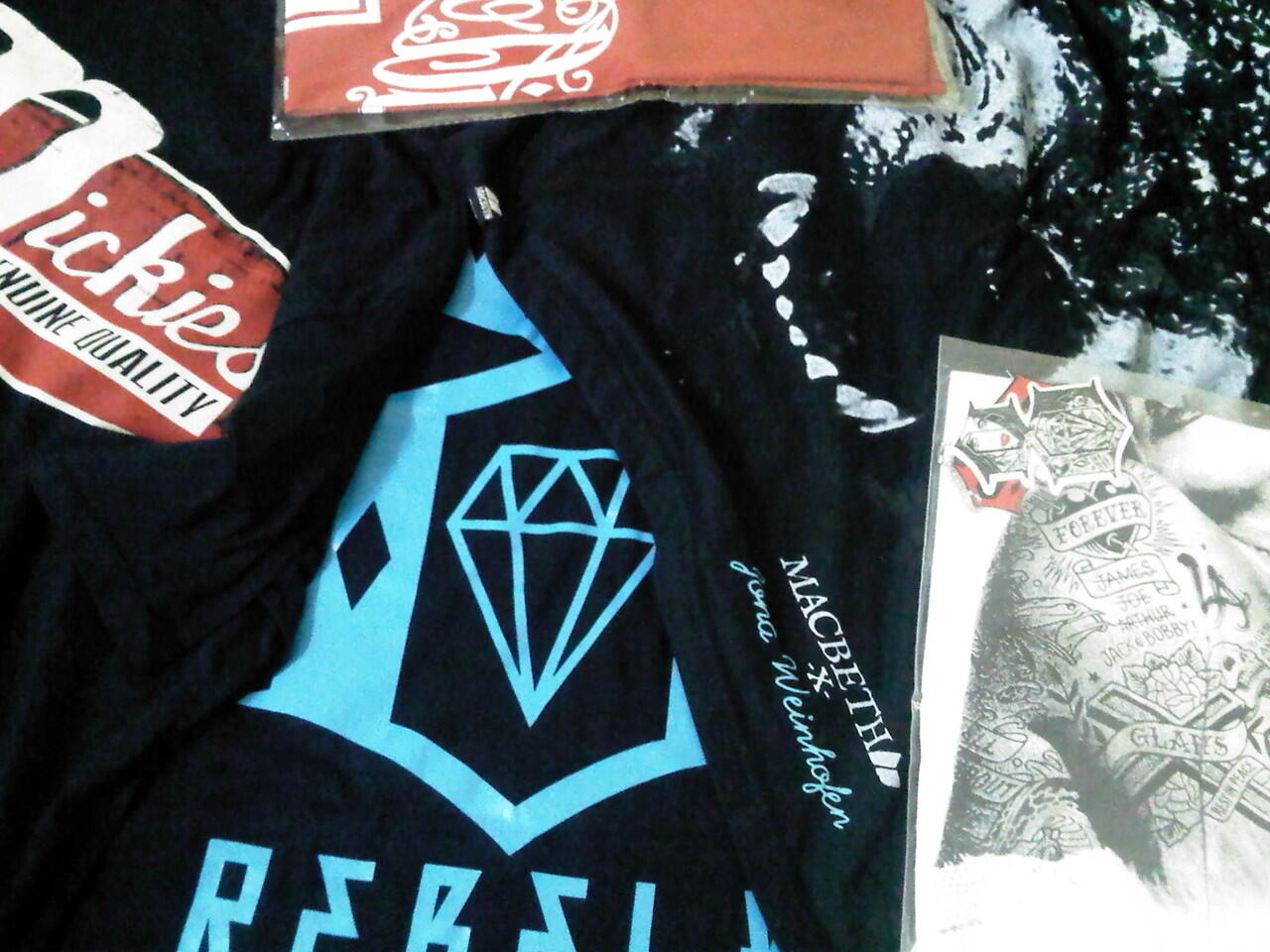 Kaos Drop dead,vans,rebel8,mishka,famous,supreme,macbeth,dc,hurley,thrasher..
