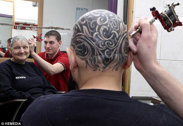  WUIHH..! Bosan Pakai Wig Nenek 60 Tahun Ini Menutupi Kepalanya Dengan Tatto Permanen