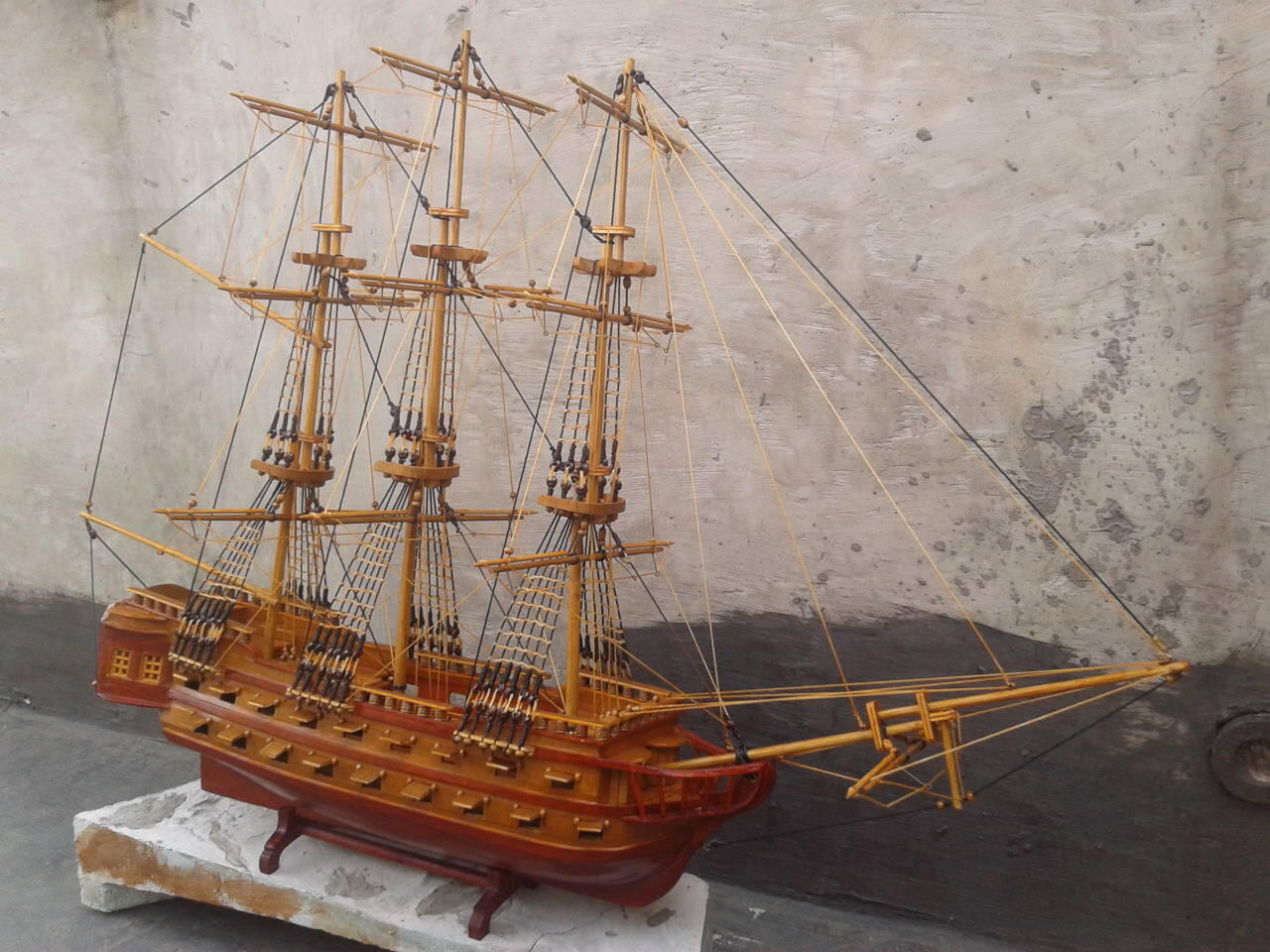 miniatur kapal perang