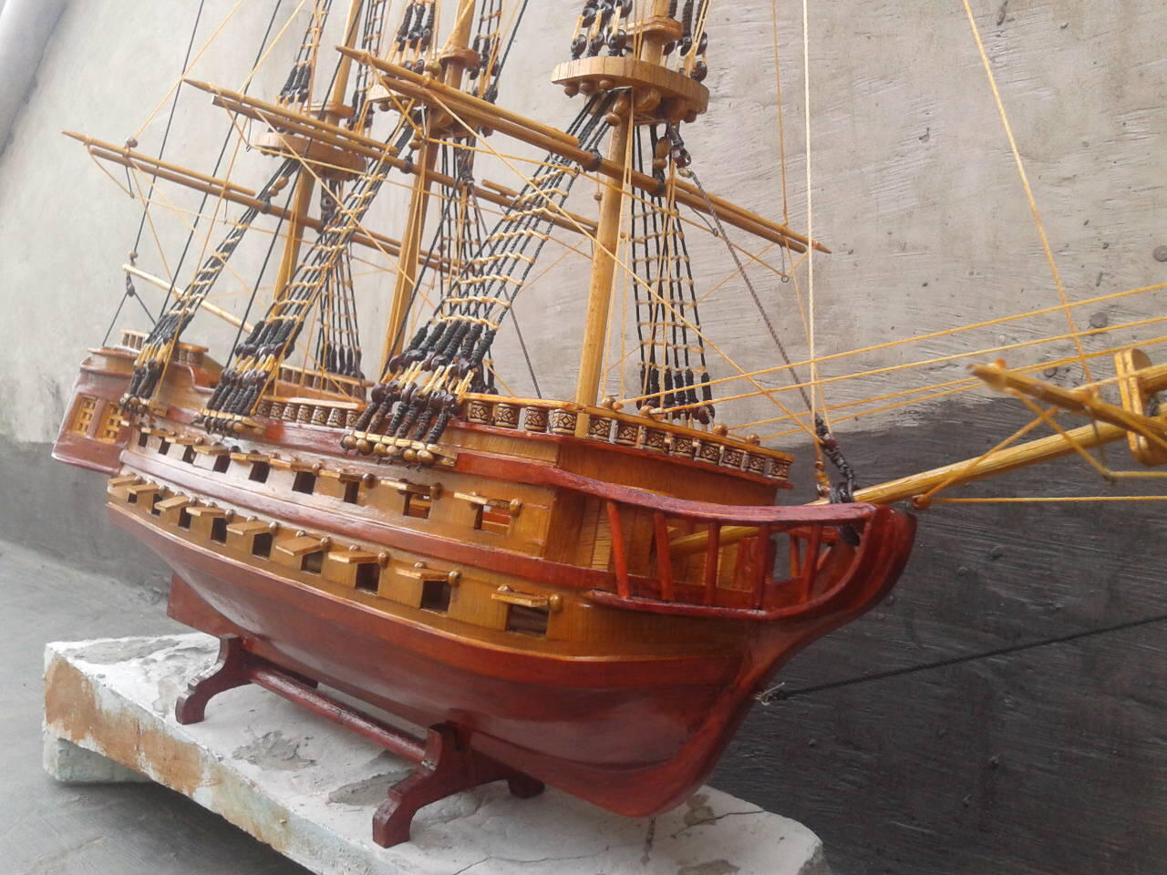 miniatur kapal perang