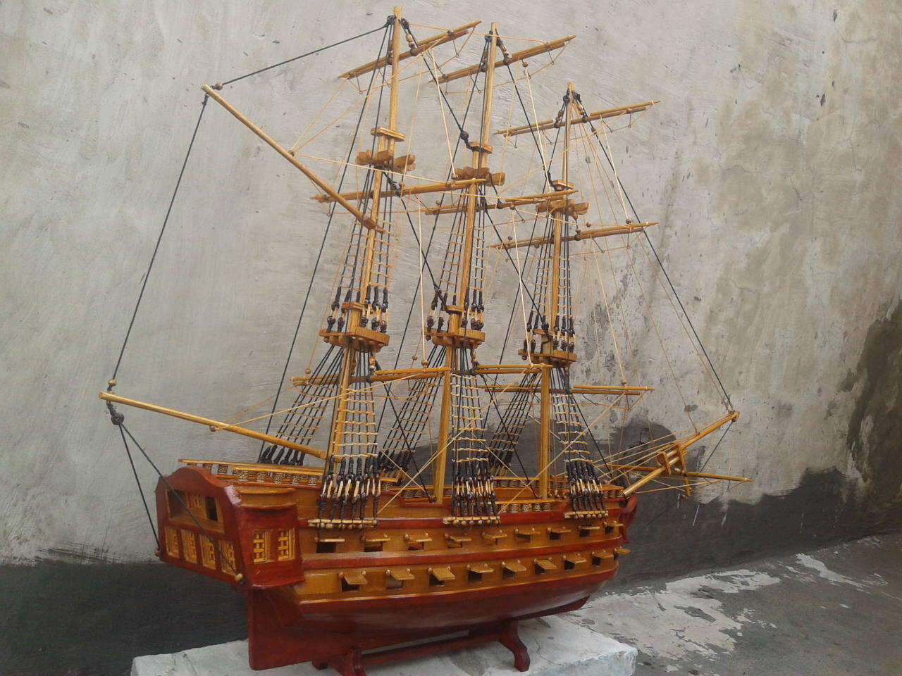 miniatur kapal perang