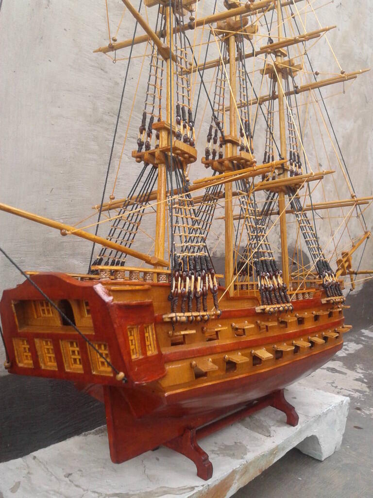 miniatur kapal perang
