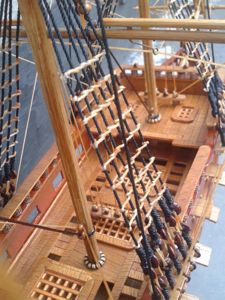 miniatur kapal perang