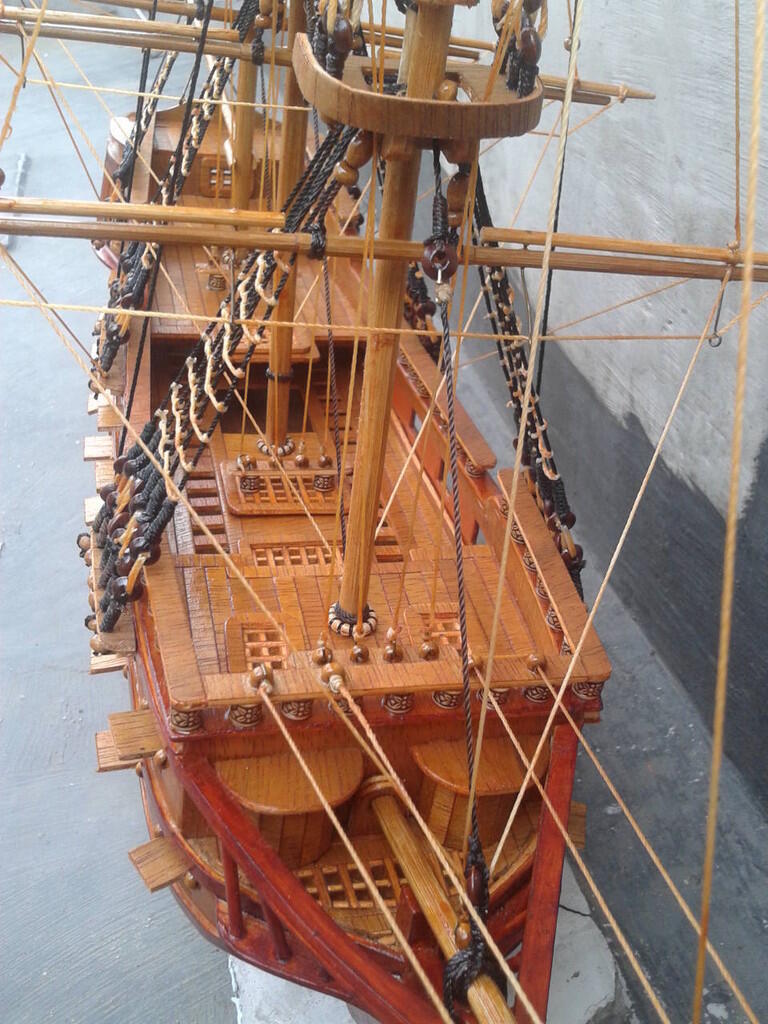 miniatur kapal perang